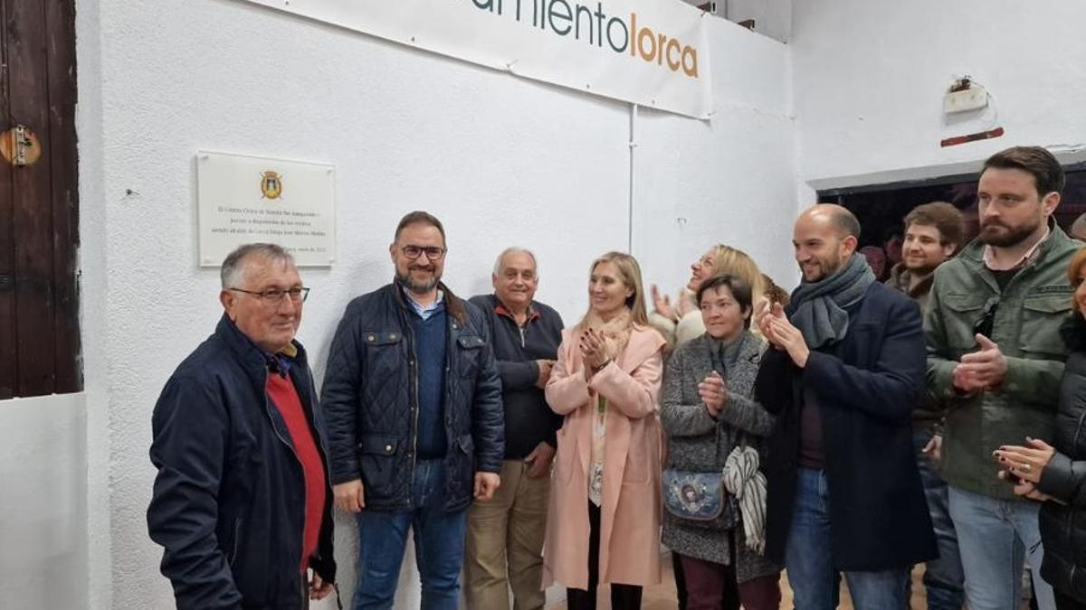 Diego José Mateos, María del Carmen Menduiña, María Ángeles Mazuecos, María Dolores Chumilla, José Ángel Ponce y Antonio David Sánchez, acudían al descubrimiento de la plaga con el que se inauguraba el nuevo Centro Cívico de Morata.