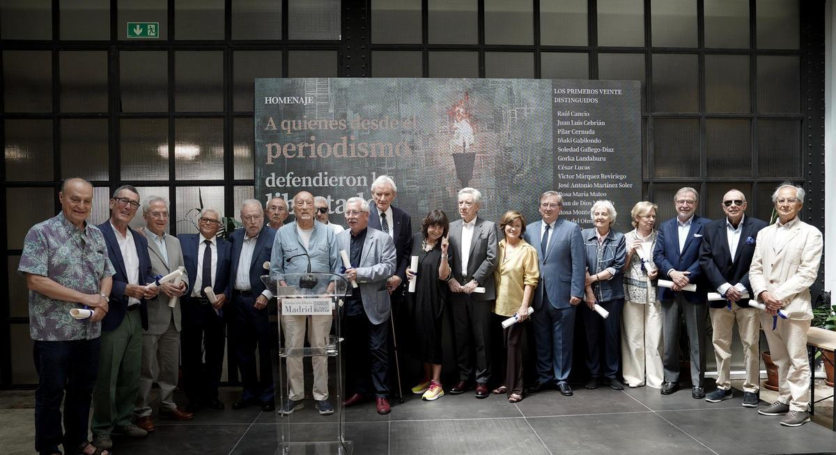 La APE y Fundación Diario Madrid homenajean a 20 periodistas por defender las libertades en la dictadura y la transición.