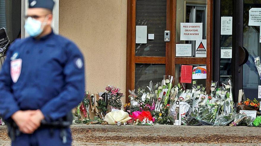 Un policia vigila l&#039;escola on treballava el professor.