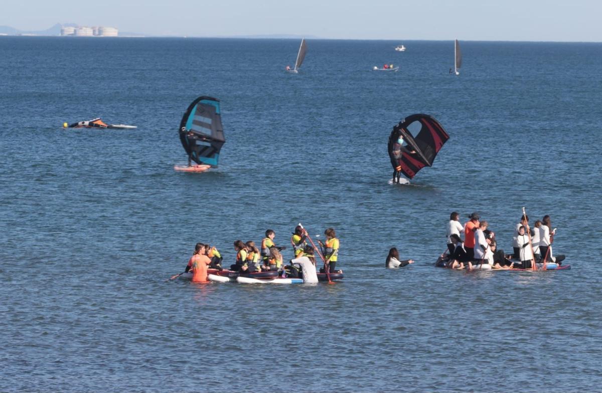 Bañistas en la Malva-rosa este sábado, a más de 20 grados de temperatura.
