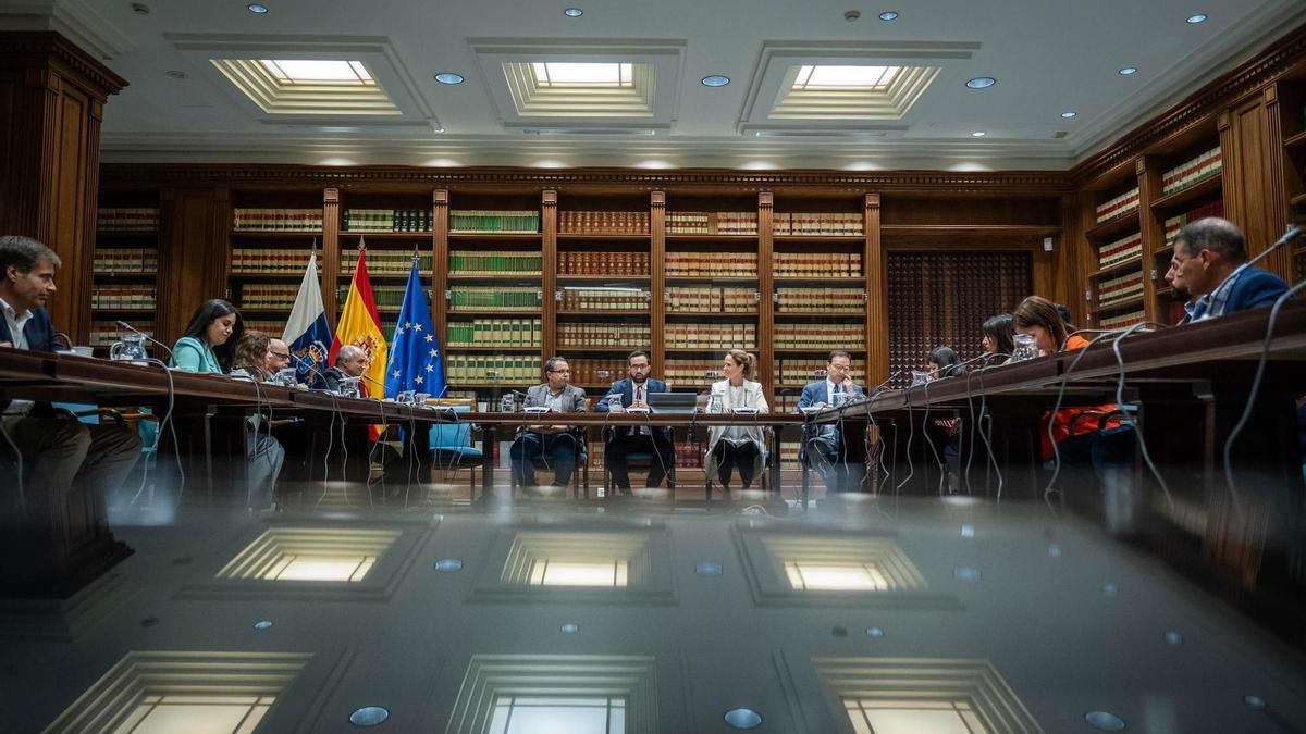 Imagen de archivo de la reunión inaugural de los trabajos de la comisión de investigación sobre las compras sanitarias durante la pandemia.