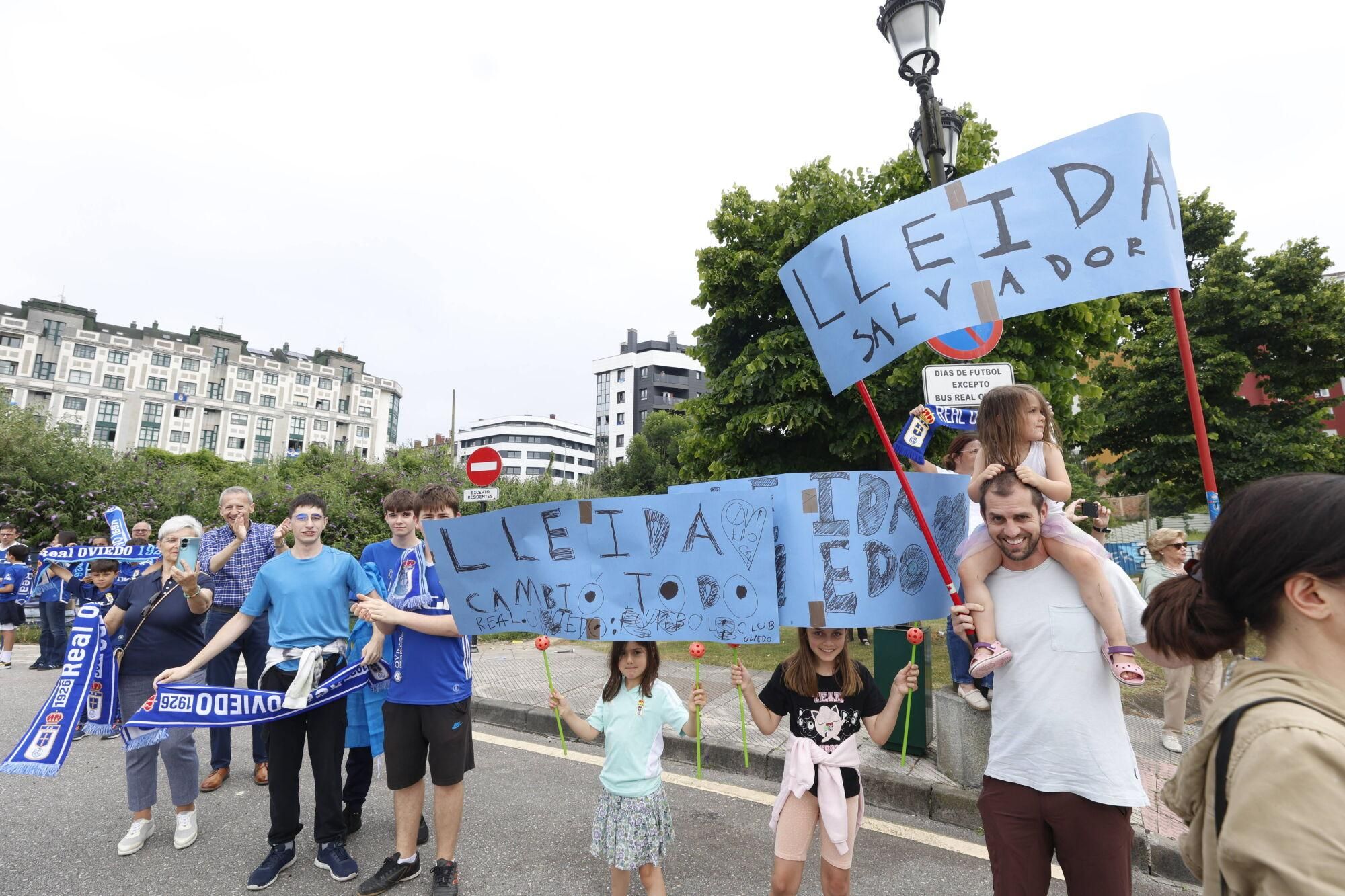 Locura azul en las calles de Oviedo para celebrar el ascenso del equipo a Primera División