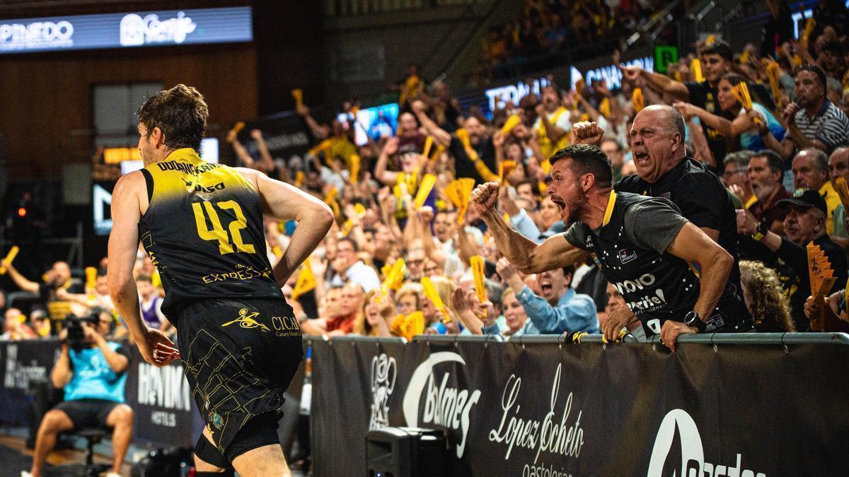 Aficionados celebran un triple de Aaron Doornekamp en un partido de este pasado curso.