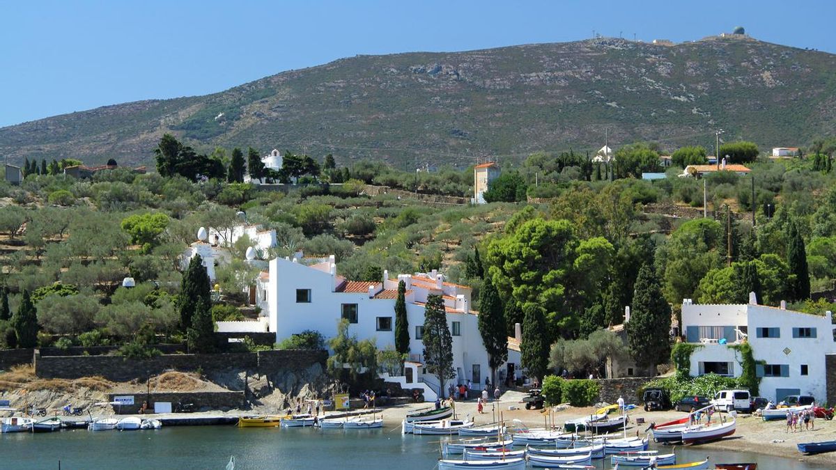 Pueblos gastronómicos a los que viajar para huir del calor y hacer turismo rural: del alma marinera de Cadaqués a un templo de sabores en La Rioja