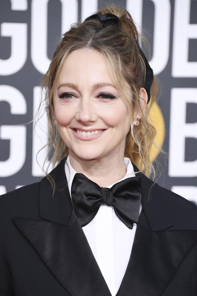 Globos de Oro 2019: Judy Greer con traje de Alberta Ferretti y coleta despeinada.