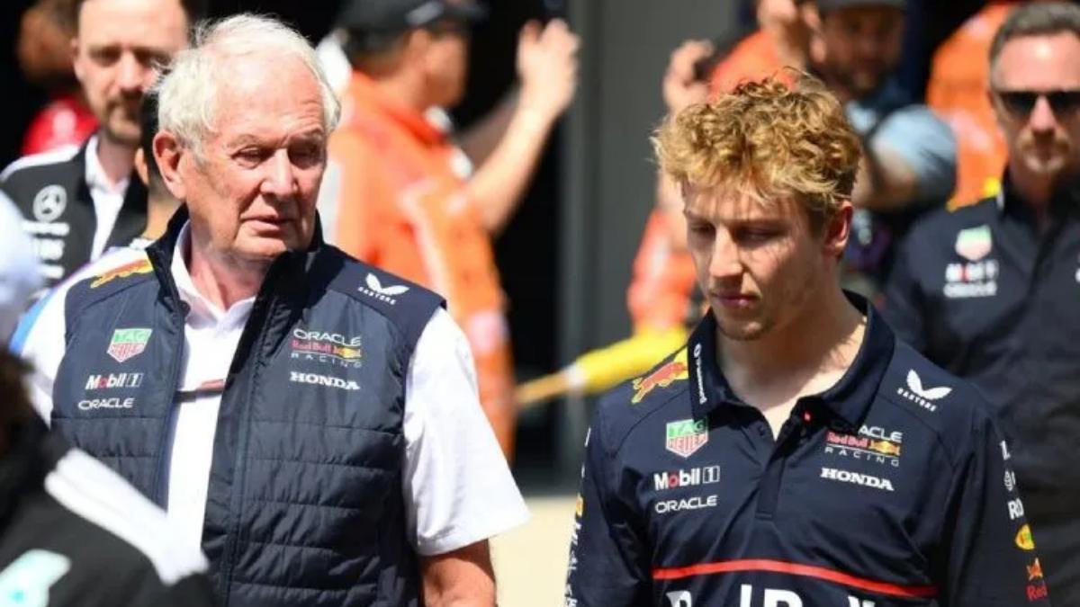 Helmut Marko y Liam Lawson, en el paddock