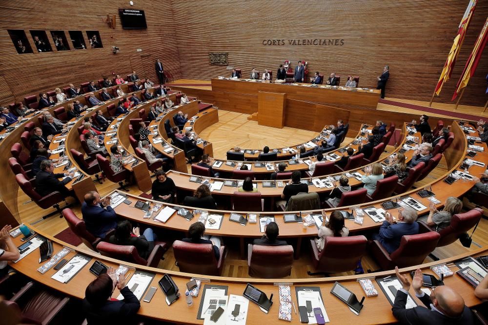 Los nuevos diputados y la presencia de Vox marcan el inicio de la jornada en el Parlamento valenciano