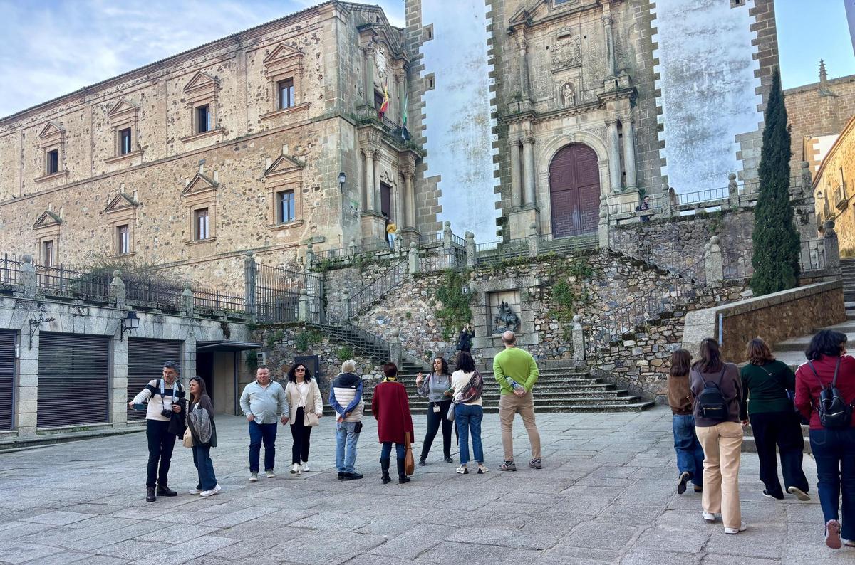 Plaza de San Jorge con la cafetería cerrada a cal y canto.