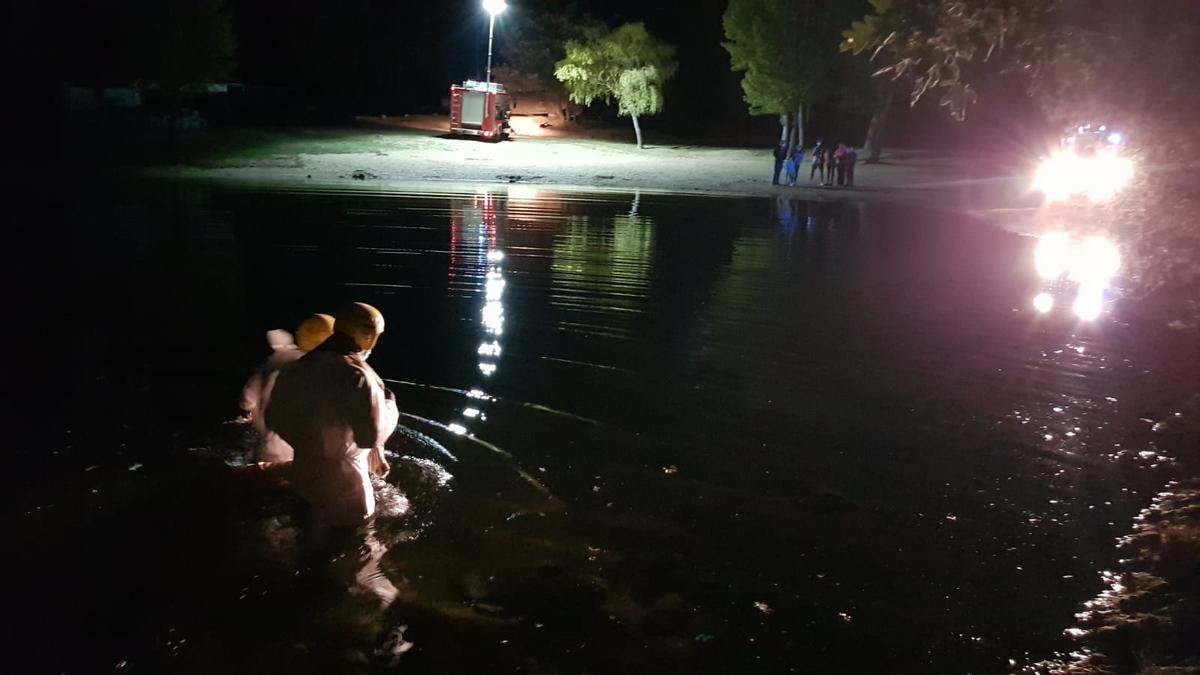 Los bomberos de Rionegro del Puente rescatan una cierva herida en el embalse de Valparaíso.