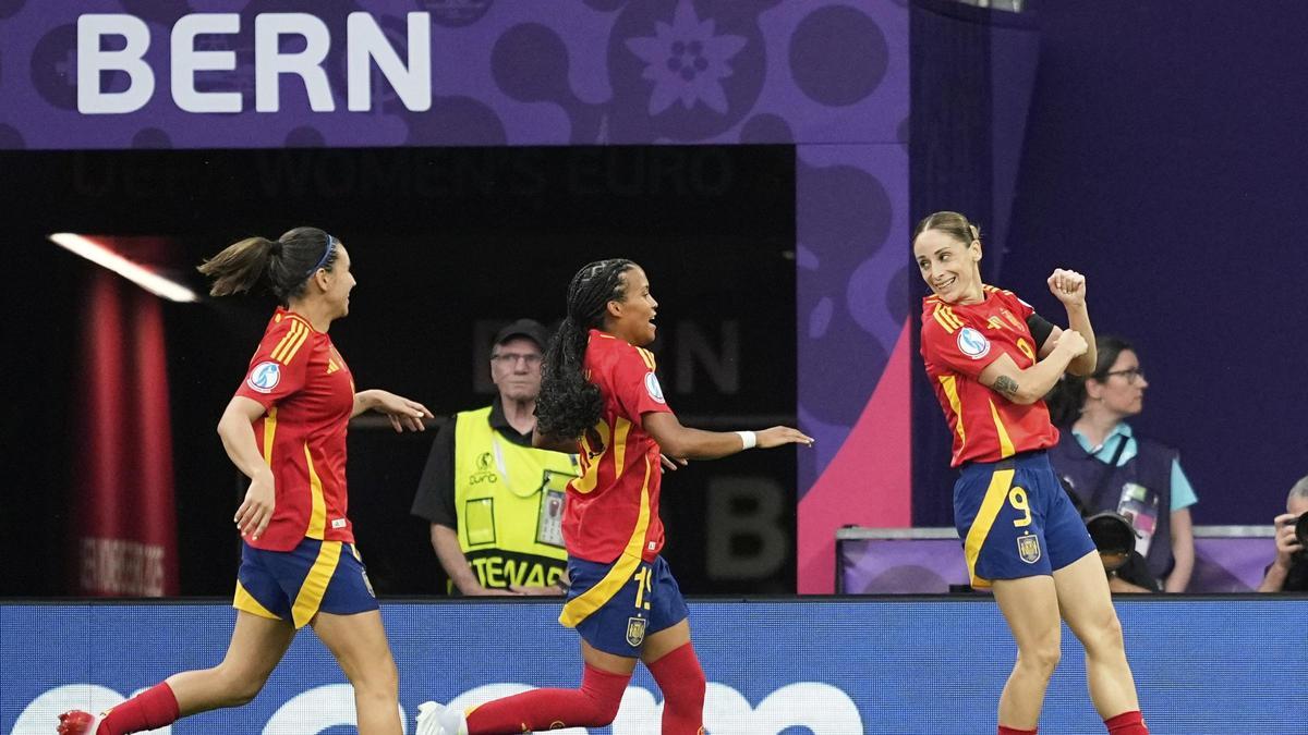 Esther González celebrates the 1-0 of Spain to Portugal at the premiere of the 2025 Women's Eurocup.