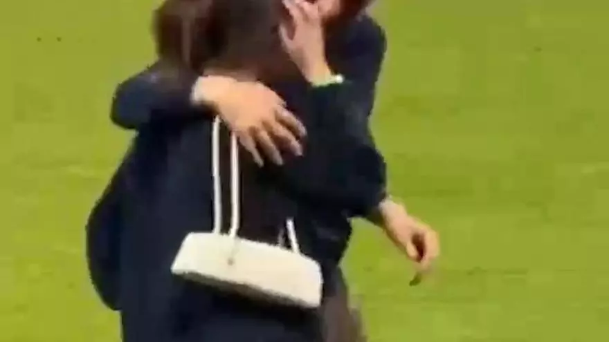El emotivo abrazo de María Guardiola junto a su padre tras el pitido final
