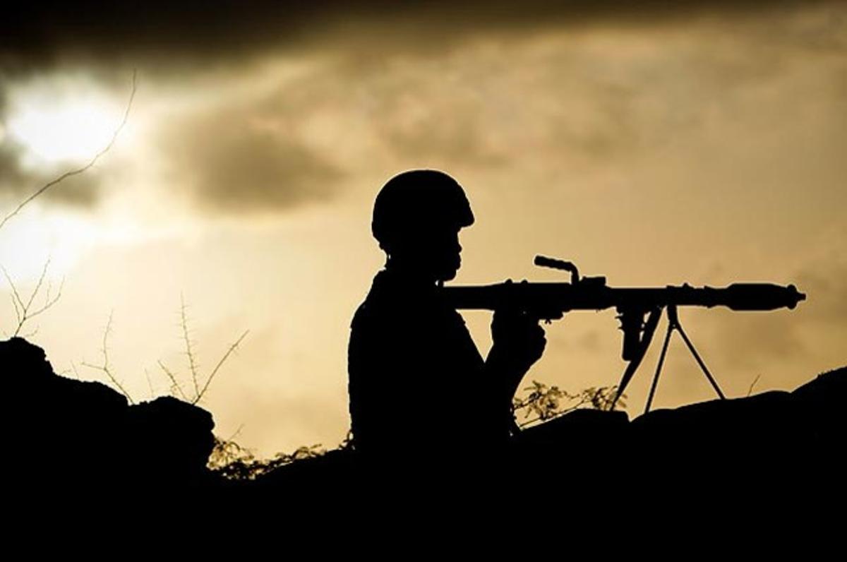 Un soldat ugandès aguanta un llançagranades a Mogadiscio Somàlia).