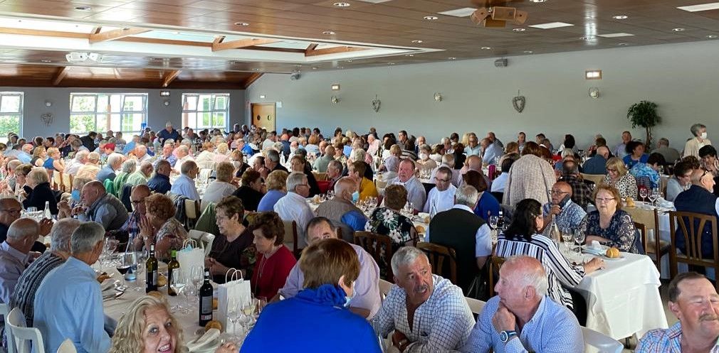 Multitudinaria cita de los jubilados de Llanera: más de 400 personas se reúnen en el regreso de la tradicional comida por San Isidro