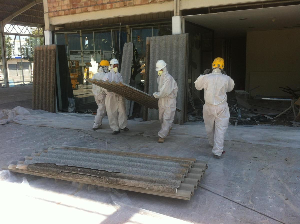 Los profesionales de Vestalia cuentan con la formación adecuada para la retirada de asbestos.