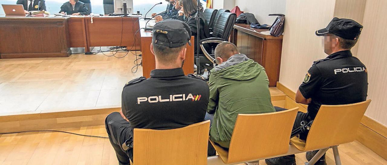 El hombre que mató al hijo de su pareja en Torrevieja acepta 18 años de cárcel