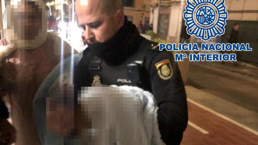 Uno de los agentes de la Policía, con el bebé.