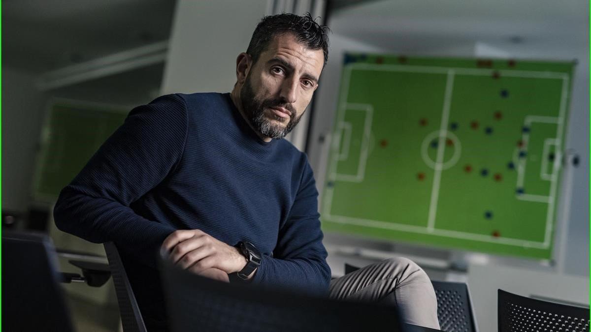 Israel López, director de la escuela de entrenadores de la federación catalana de fútbol en el aula donde se imparten las clases.