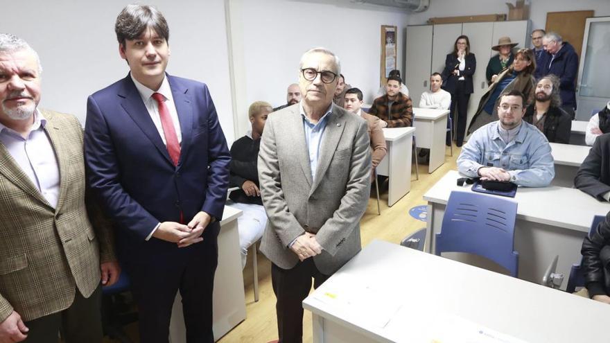 Belarmino Feito, el consejero Borja Sánchez y Antonio Fernández-Escandón, presidente de Femetal, antes de entregar los diplomas formativos a los nuevos expertos en soldadura.