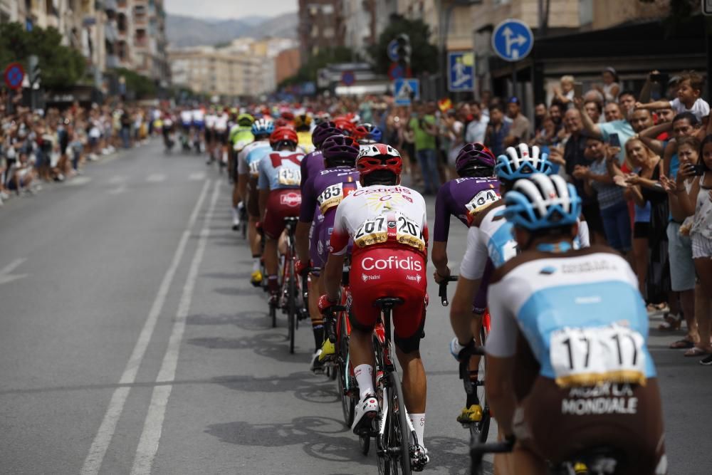 Sam Bennett gana la tercera etapa de la Vuelta.