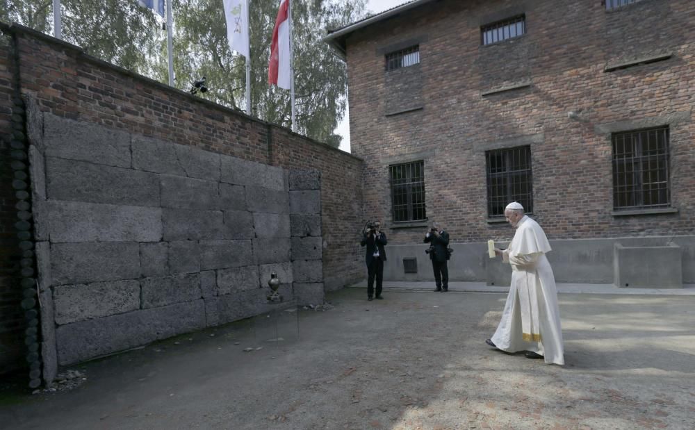 El Papa visita el campo de concentración de Auschwitz