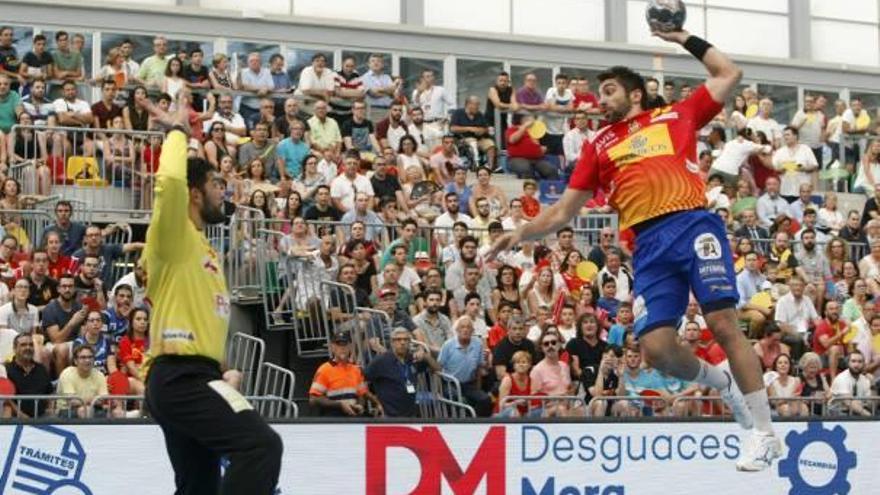 David Balaguer se dispone a lanzar ante el portero Daniel Arguillas durante el Partido de las Estrellas, ayer en Almoradí.