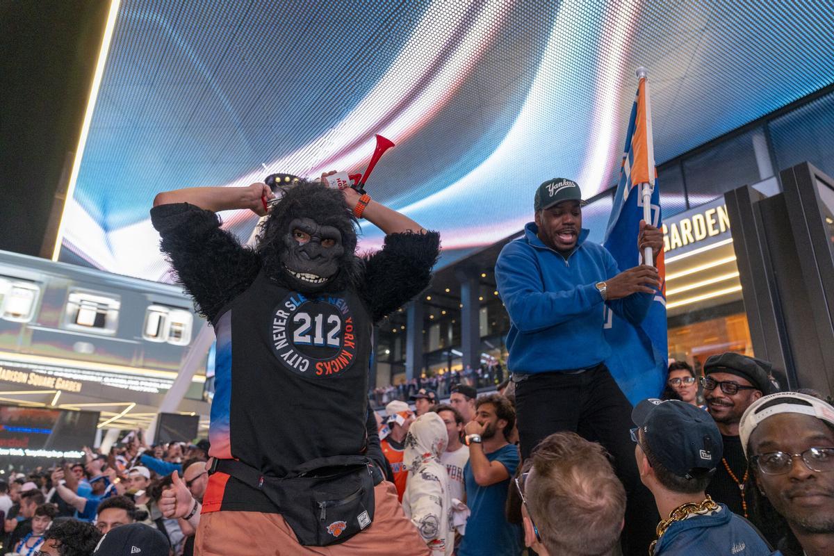 Hinchas de los Knicks celebran el triunfo ante los Celtics en Nueva York.
