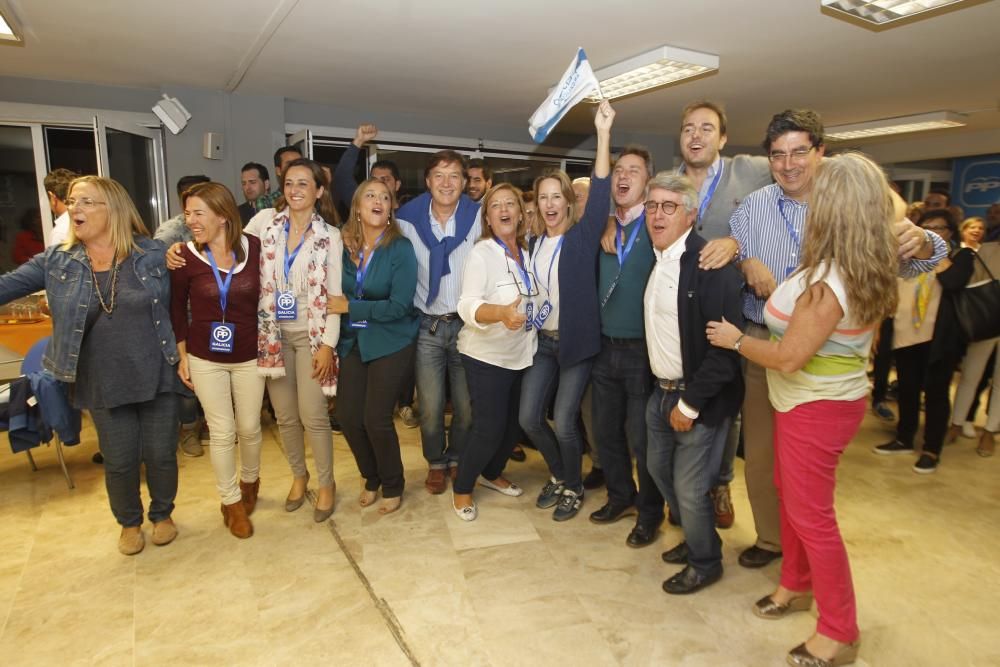 Varias decenas de personas se acercaron a la sede de los populares en la calle Urzaíz para celebrar junto al PP vigués la mayñría absoluta de Núñez Feijóo