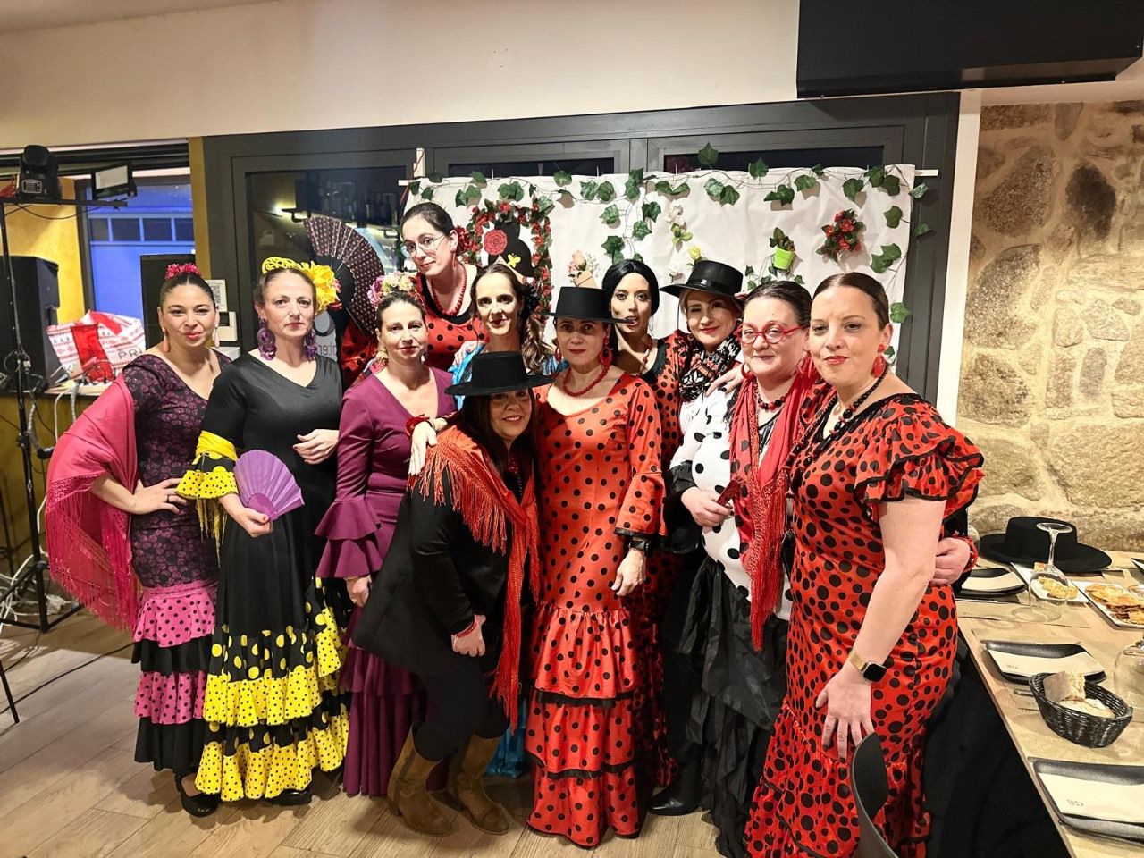 Asistentes a la fiesta de carnaval en el restaurante O 48 da Platería.