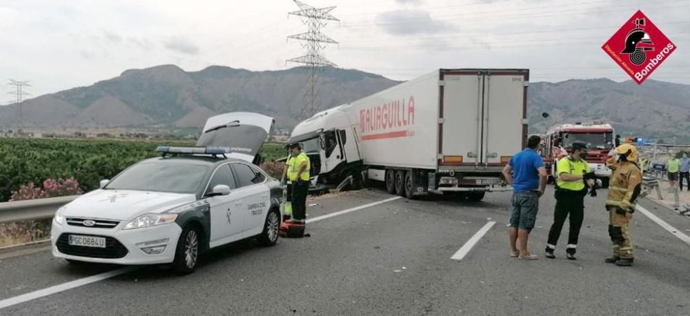 En el siniestro sin heridos ha quedado atravesado un vehículo en la mediana y se ha producido un vertido de combustible