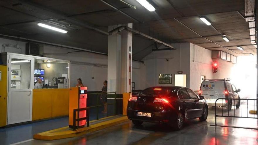 Apuntalan parte del techo del aparcamiento subterráneo de la plaza Santa Clara de Castelló. ¿Qué ha pasado?