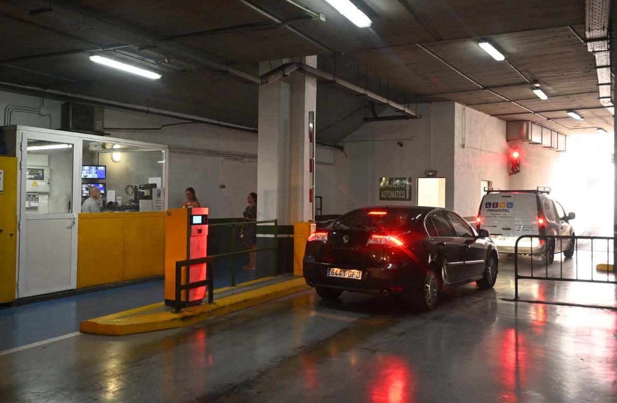 Apuntalan parte del techo del aparcamiento subterráneo de la plaza Santa Clara de Castelló. ¿Qué ha pasado?