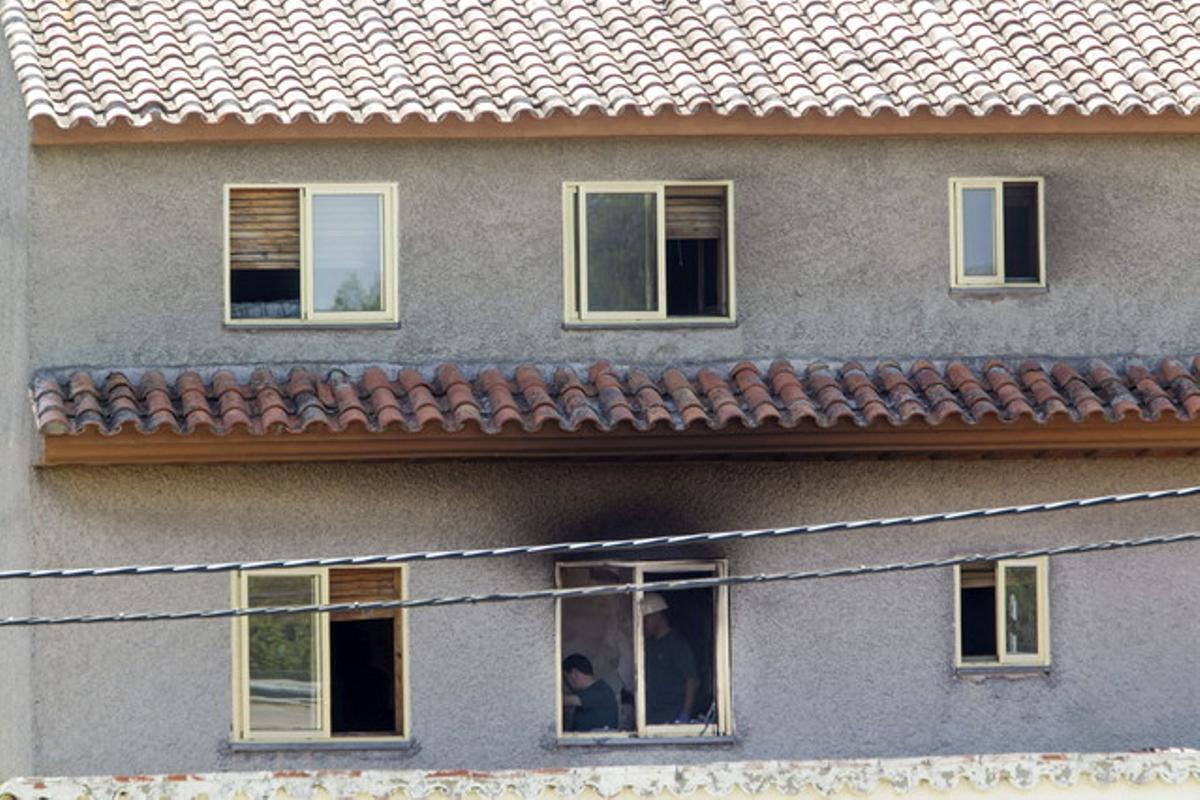 Agents de la Guàrdia Civil investiguen en una de les habitacions de la residència privada de Santa Fe, a la localitat de Cuarte de Huerva, a prop de Saragossa, on ahir a la nit un incendi va causar la mort a vuit avis i ferides a 12.