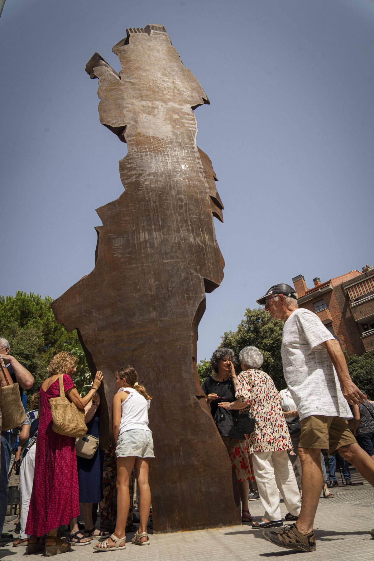 L'escultura que parla: S'inaugura la "Metralla" que recorda els morts manresans de la Guerra Civil L'escultura que parla: S'inaugura la "Metralla" que recorda els morts manresans de la Guerra Civil