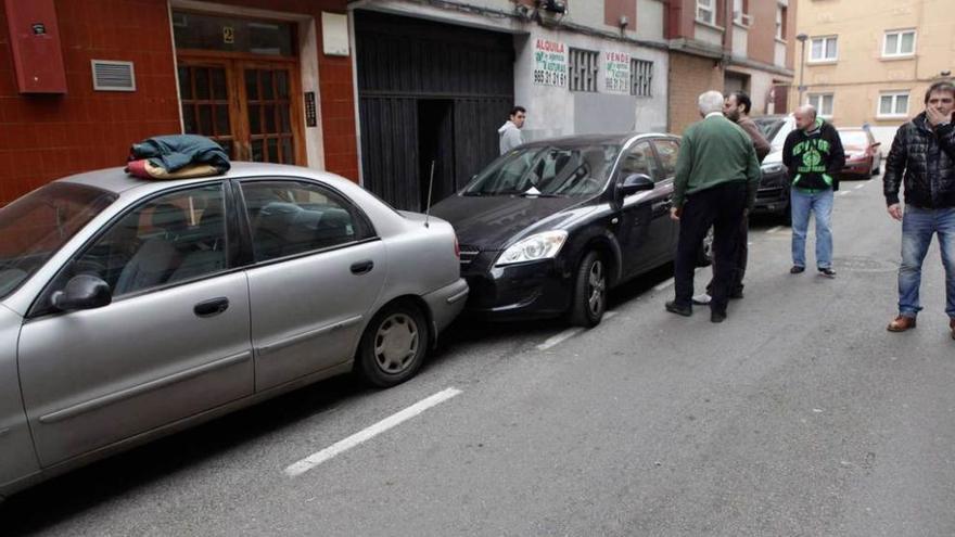 Afectados revisando sus coches horas después del suceso.