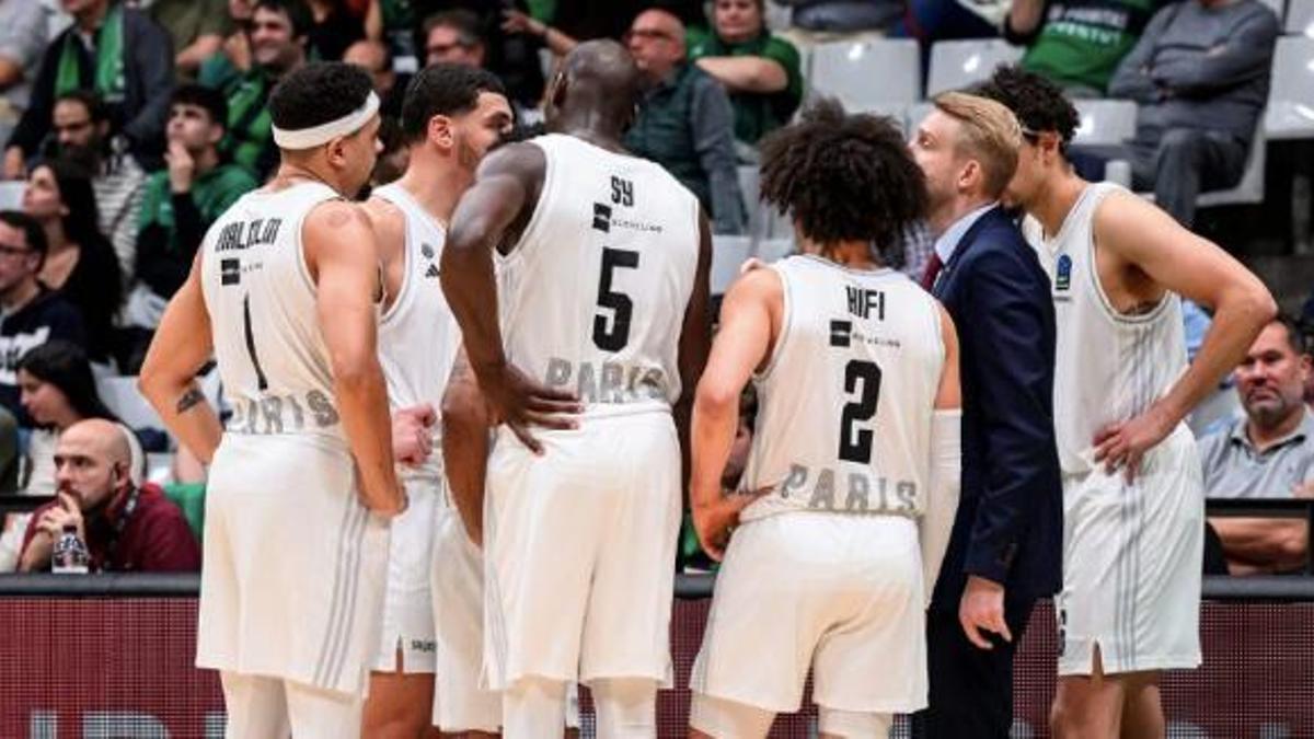 Los jugadores del Paris Basketball, en un tiempo muerto el pasado martes en Badalona
