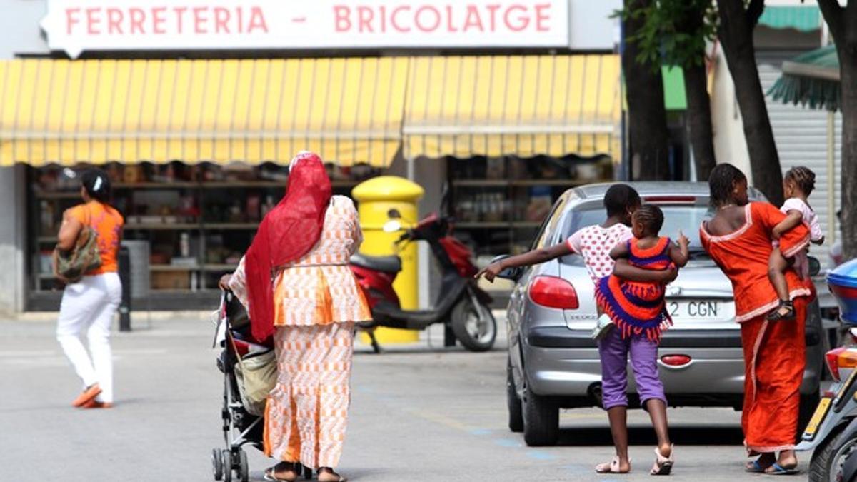 Un grupo de inmigrantes en las calles de Salt.