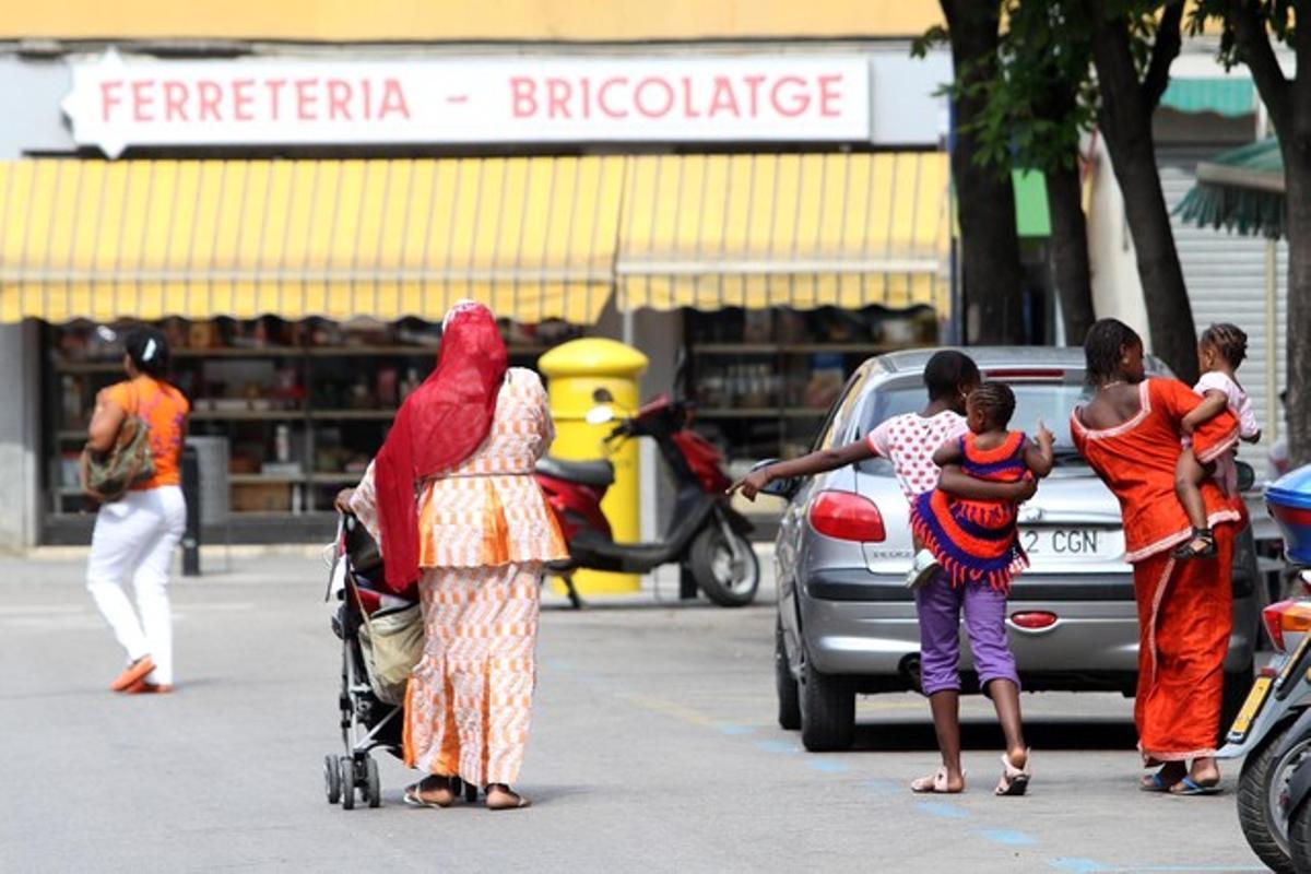 Un grup d’immigrants als carrers de Salt.