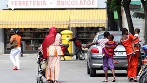 Un grup d’immigrants als carrers de Salt.