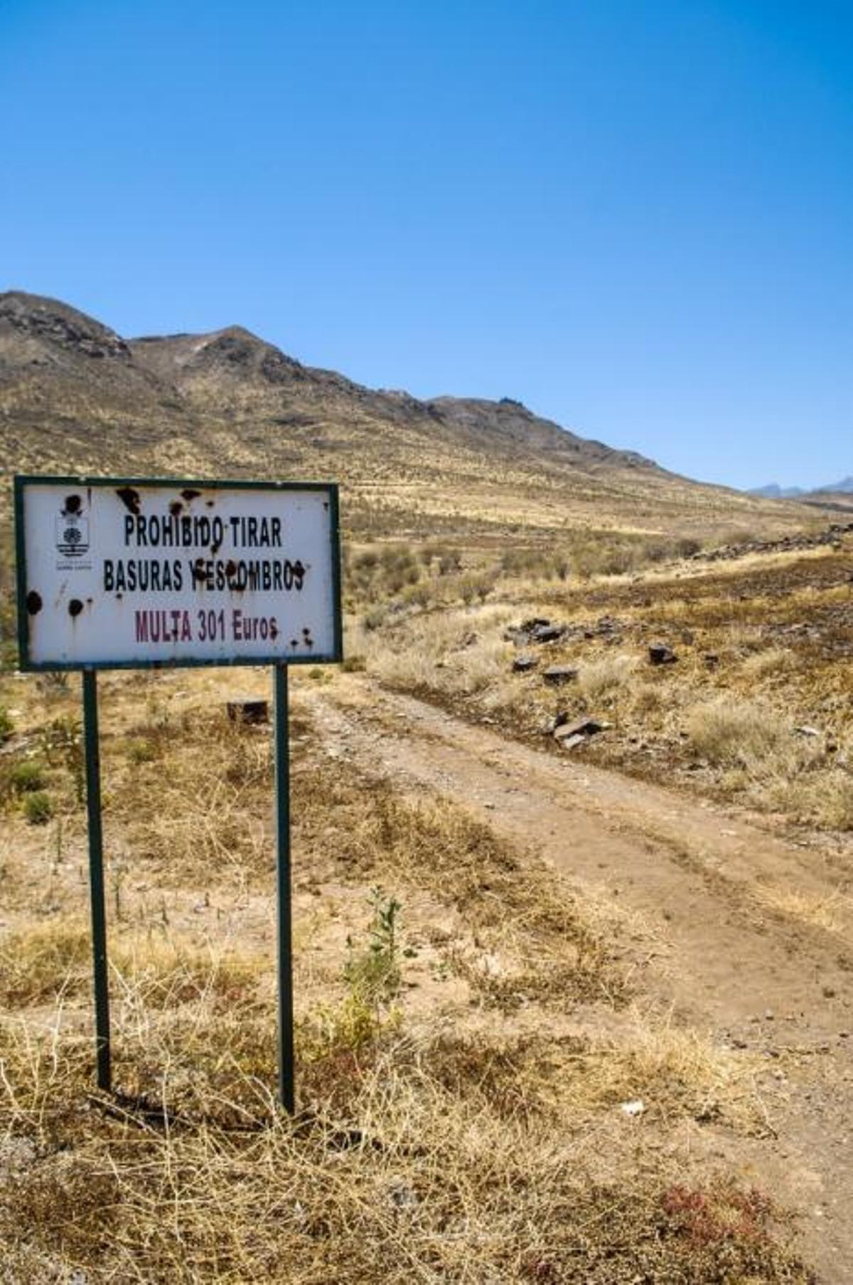 DEPOSITO CONTENEDORES DE BASURA Y VERTEDERO