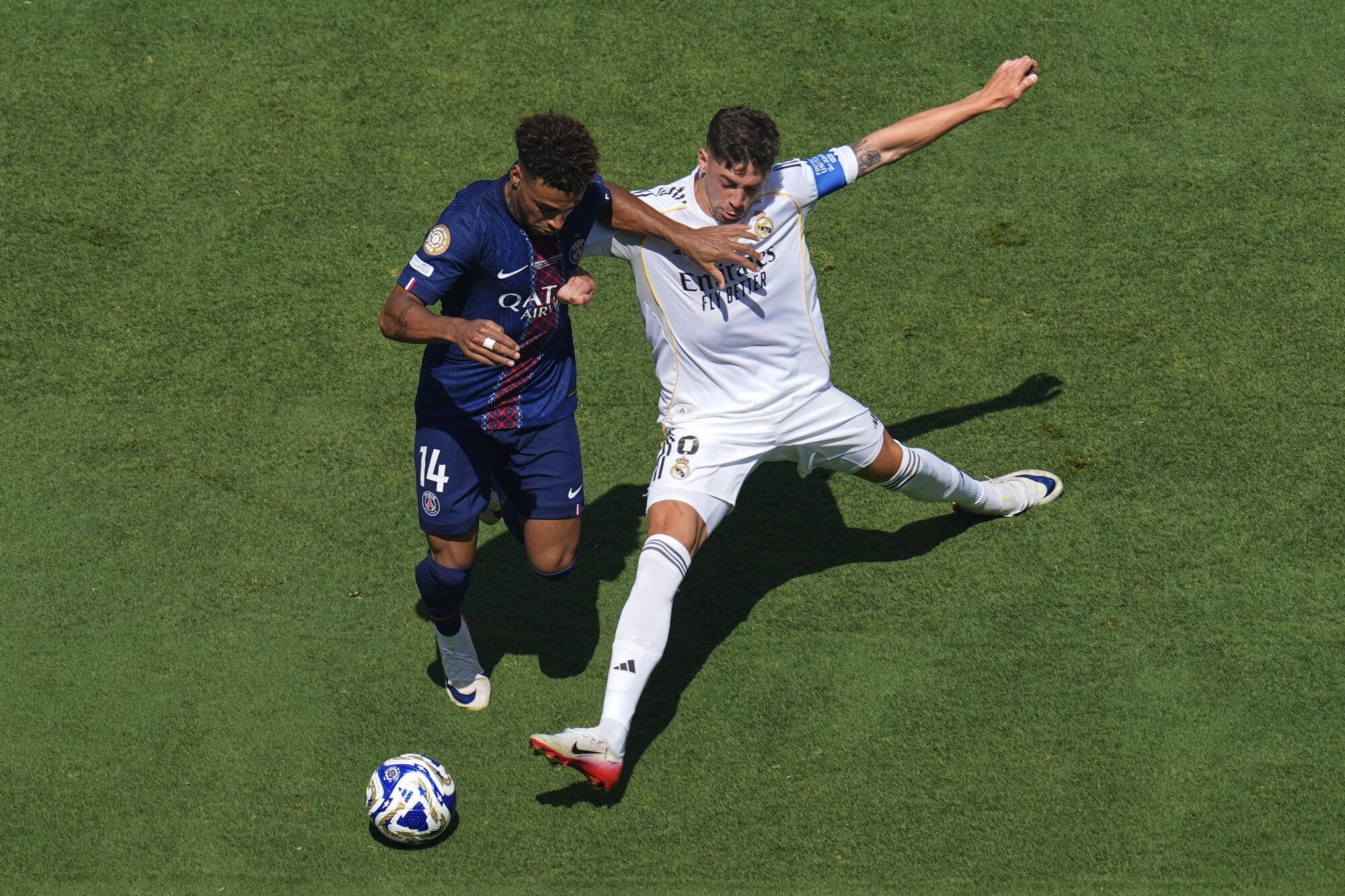 Paris Saint-Germain's Desire Doue (14) and Real Madrid's Federico Valverde (8) commpete for control of the ball during the Club World Cup semifinal soccer match between PSG and Real Madrid in East Rutherford, N.J., Wednesday, July 9, 2025. (AP Photo/Pamela Smith) Associated Press / LaPresse Only italy and spain. EDITORIAL USE ONLY/ONLY ITALY AND SPAIN