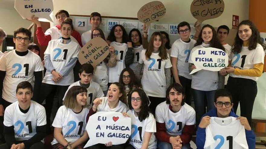 Alumnado del IES Antón Alonso Ríos inaugurando el programa &quot;21 Días co Galego e máis&quot;. // D.B.M.