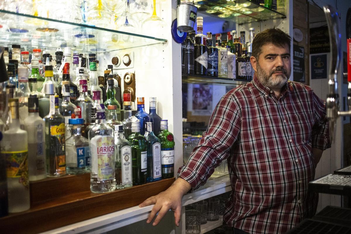 José Andrés posa frente a las ginebras, donde faltan la Seagrams y el Beefeater.