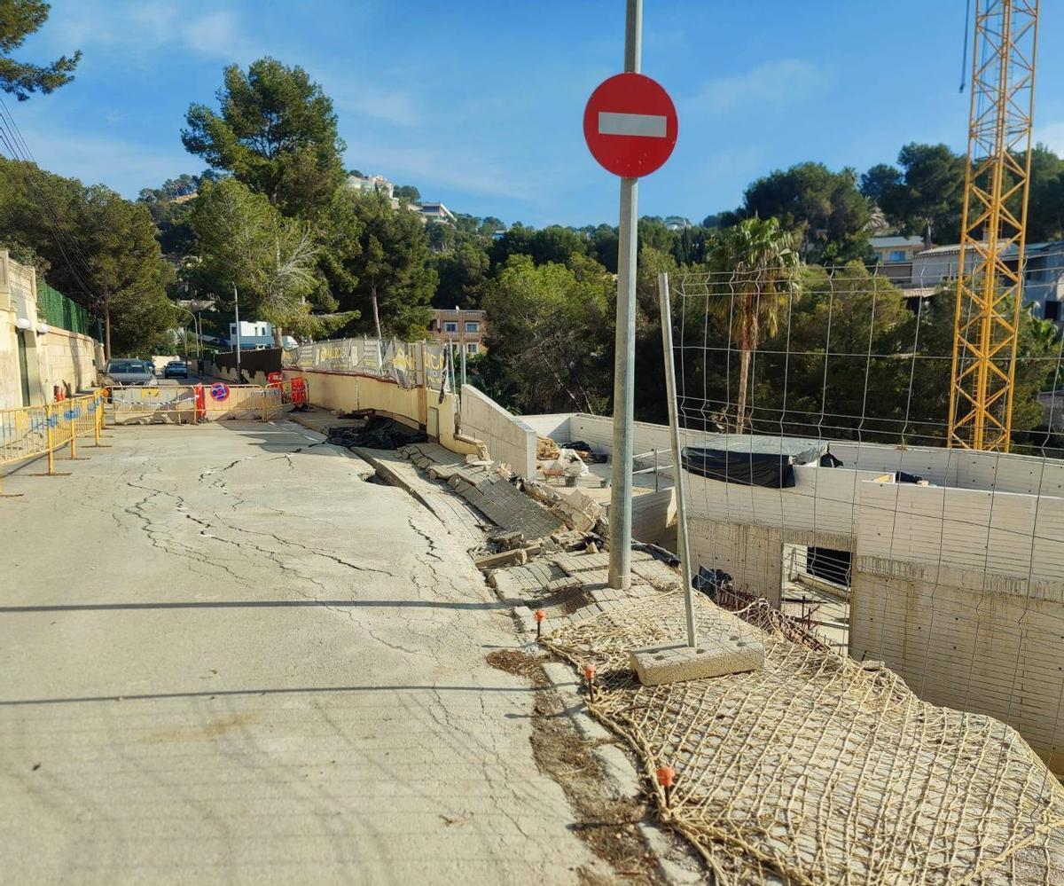El suroeste de Mallorca se hunde: calles cerradas, aceras derrumbadas y basura acumulada por la construcción de villas de lujo