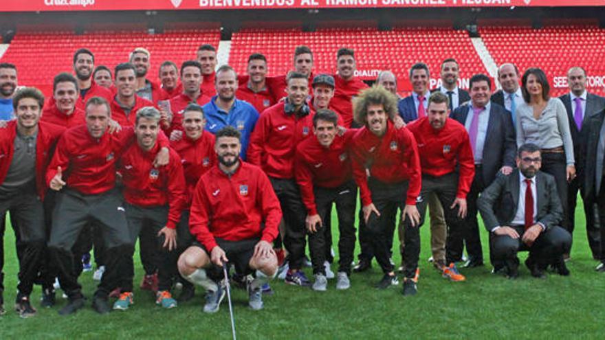 Jugadores, técnicos y directivos del Formentera posan en el césped del estadio Ramón Sánchez Pizjuán antes de enfrentarse al Sevilla.