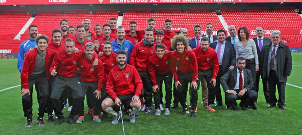 Jugadores, técnicos y directivos del Formentera posan en el césped del estadio Ramón Sánchez Pizjuán antes de enfrentarse al Sevilla.
