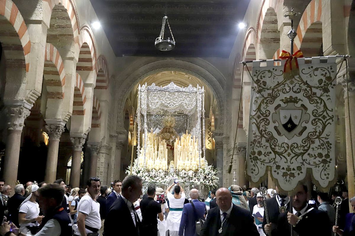 Triunfal regreso de la Paz y Esperanza a Capuchinos