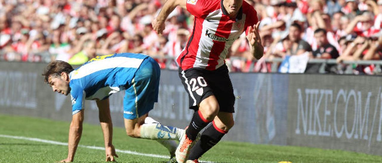 El delantero del cuadro vasco Aduriz (Athletic), ante el Málaga.