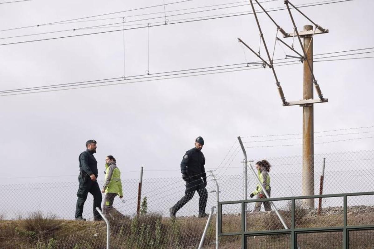 Agentes de la Guardia Civil revisan las vías en la zona cero de Adamuz.
