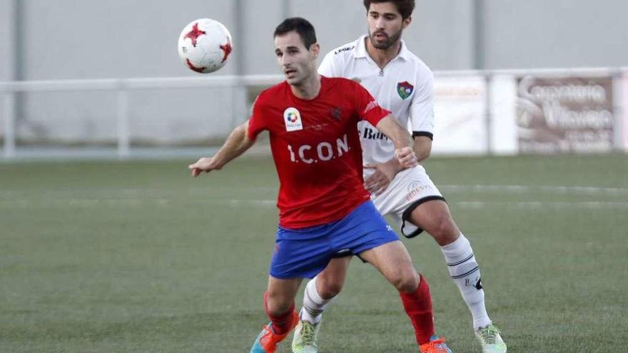 Marcos Pérez, del Choco, trata de controlar el balón ante la presión de un rival. // José Lores