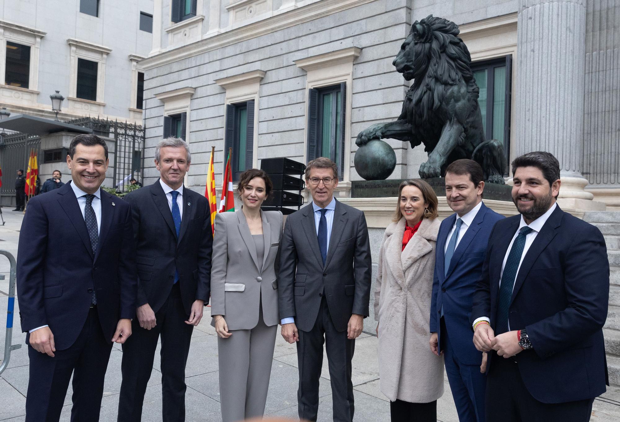 El presidente del PP (centro de la imagen), Alberto Núñez Feijóo, junto a los presidentes de Andalucía, Juanma Moreno; Galicia, Alfonso Rueda; Comunidad de Madrid, Isabel Díaz Ayuso; el presidente del PP, Alberto Núñez Feijóo; la portavoz del PP en el Congreso, Cuca Gamarra; el presidente de la Junta de Castilla y Léon, Alfonso Fernández Mañueco y de la Región de Murcia, Fernando López Miras, durante el acto institucional por el Día de la Constitución, en el Congreso de los Diputados.